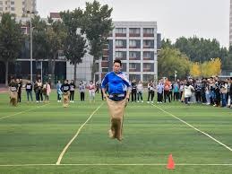 考察球员？拜仁主帅孔帕尼现场观看巴黎vs马赛比